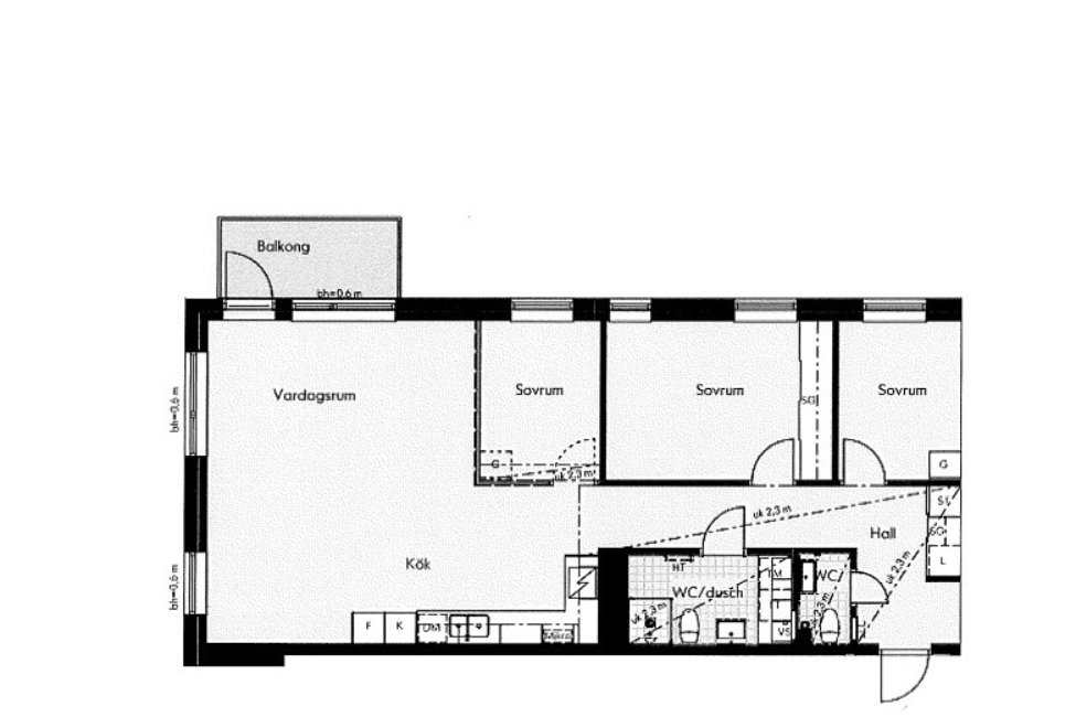 En planlösning som visar layouten för en lägenhet inklusive balkong, kök, vardagsrum, badrum, wc och tre sovrum.